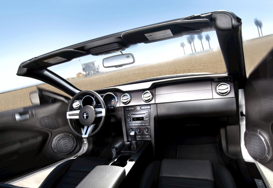  Ford Mustang GT Convertible 2005 года  (фото 5 из 44)